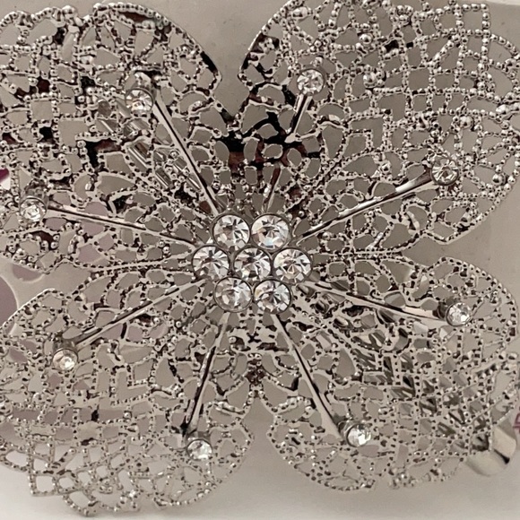 RHINESTONE HAIR CLIP WITH SILVER MESH FLOWER - Picture 9 of 11